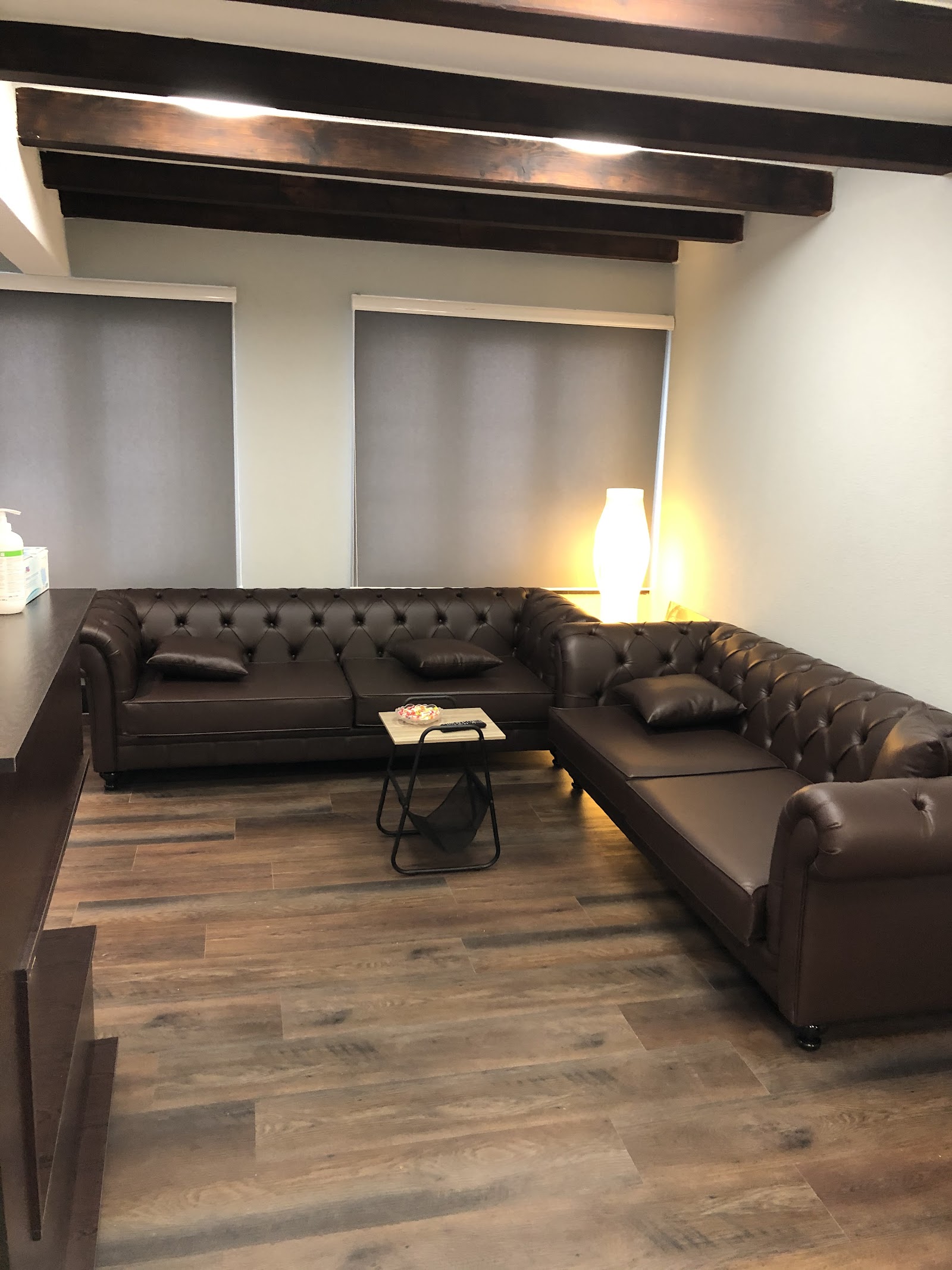 Espace détente avec canapé Chesterfield en cuir et éclairage tamisé