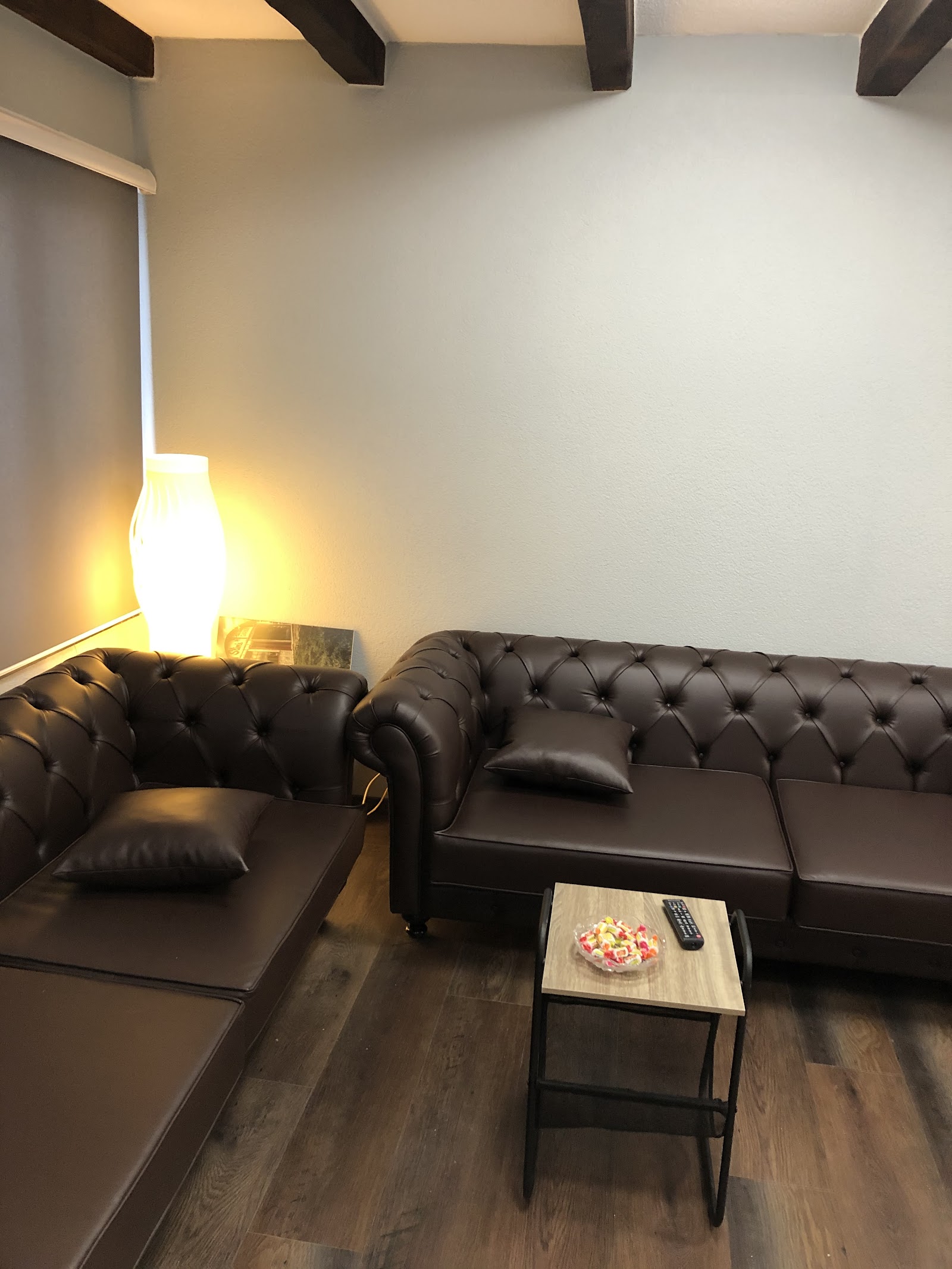 Salon d'attente confortable avec canapés en cuir capitonné et table basse